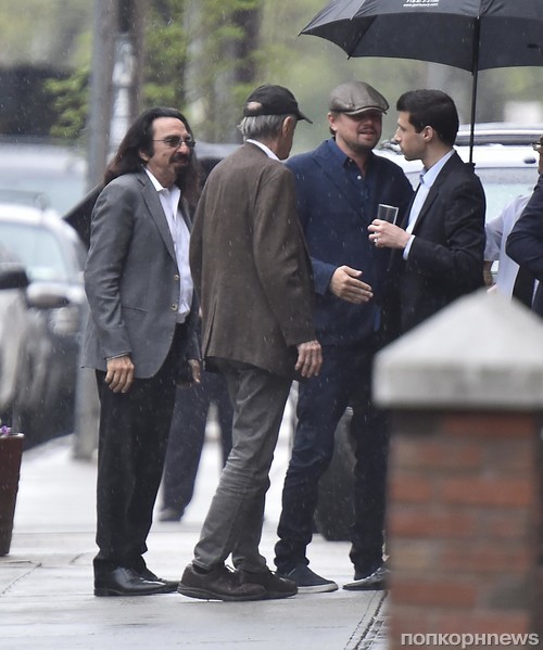 Леонардо ДиКаприо замечен у входа в ресторан с отцом и друзьями