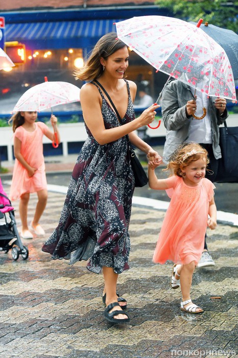 Джессика Альба с дочкой попали под дождь