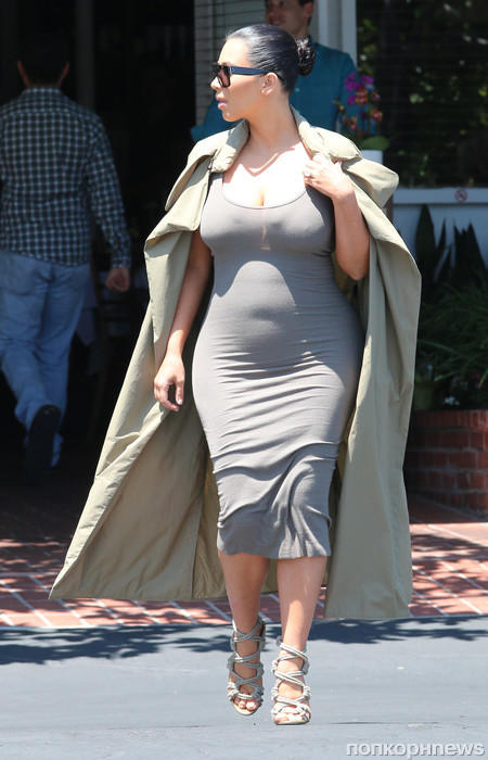 Беременная Ким Кардашян прошлась по магазинам в Западном Голливуде