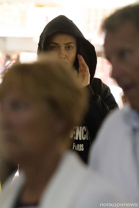 Ирина Шейк пытается скрыться от папарацци в аэропорту Хитроу