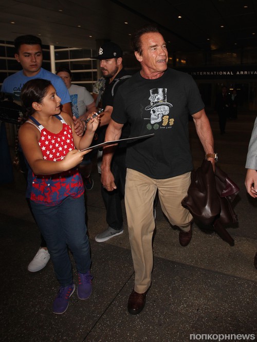Арнольд Шварценеггер приветствует поклонников в аэропорту Лос-Анджелеса