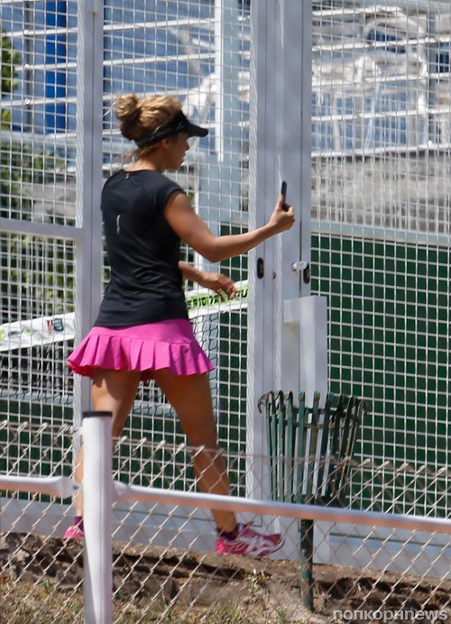 Шакира спешит на урок игры в теннис
