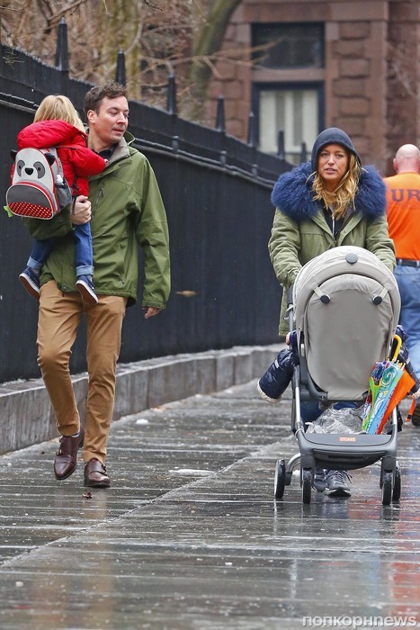 Джимми Фэллон на прогулке с женой и детьми