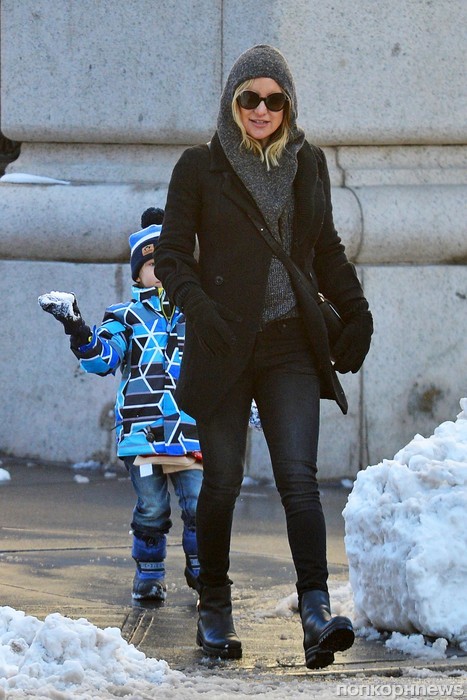 Кейт Хадсон на прогулке с сыном