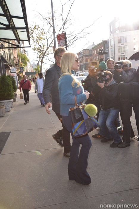Джессика Симпсон с мужем покидает отель в Нью-Йорке