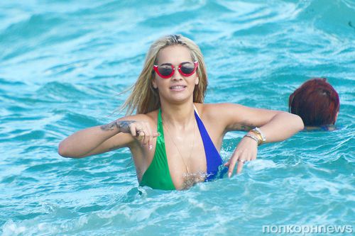 Рита Ора отдыхает на пляже в Майами