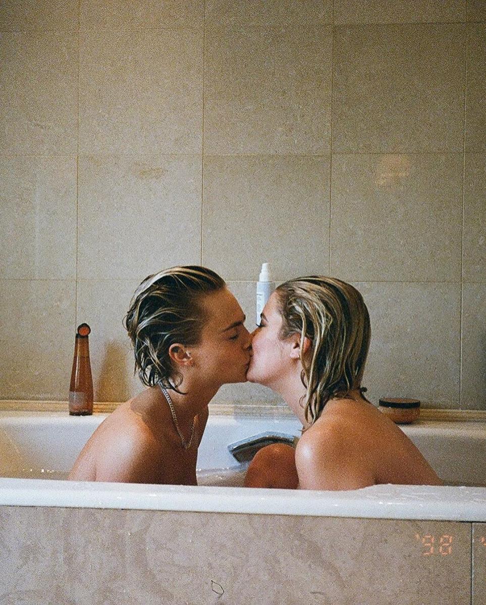 Лесбиянки лижут и целуют друг друга в ванне