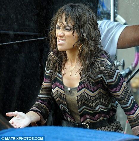 Дженнифер Лопес не нравиться мокнуть под дождем
