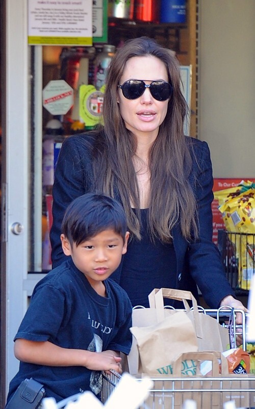 Анджелина Джоли и Пакс в магазине