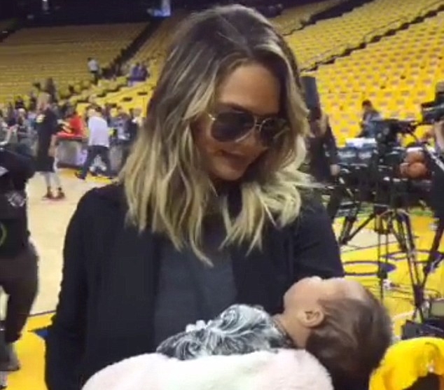 Джон Ледженд и Крисси Тейген принесли новорожденную дочь на баскетбольный матч