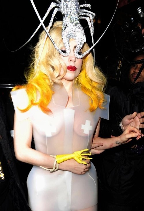 Lady Gaga и лобстер на голове