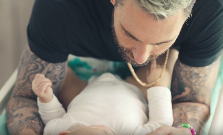 Милота: Адам Левин и Джон Ледженд со своими детьми снялись в рекламе подгузников