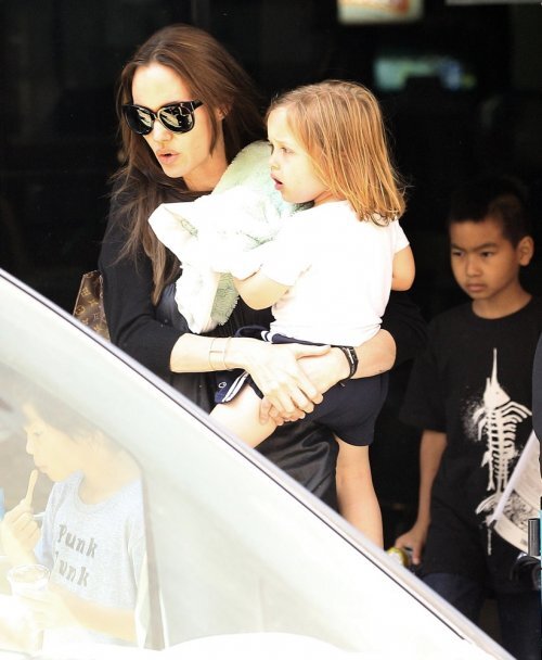 Анджелина Джоли с детьми посетила боулинг