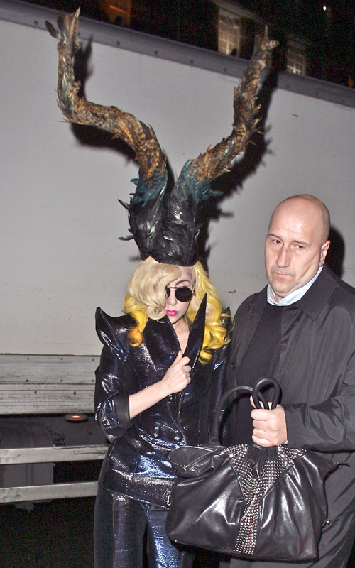 Новая безумная шляпа Lady GaGa