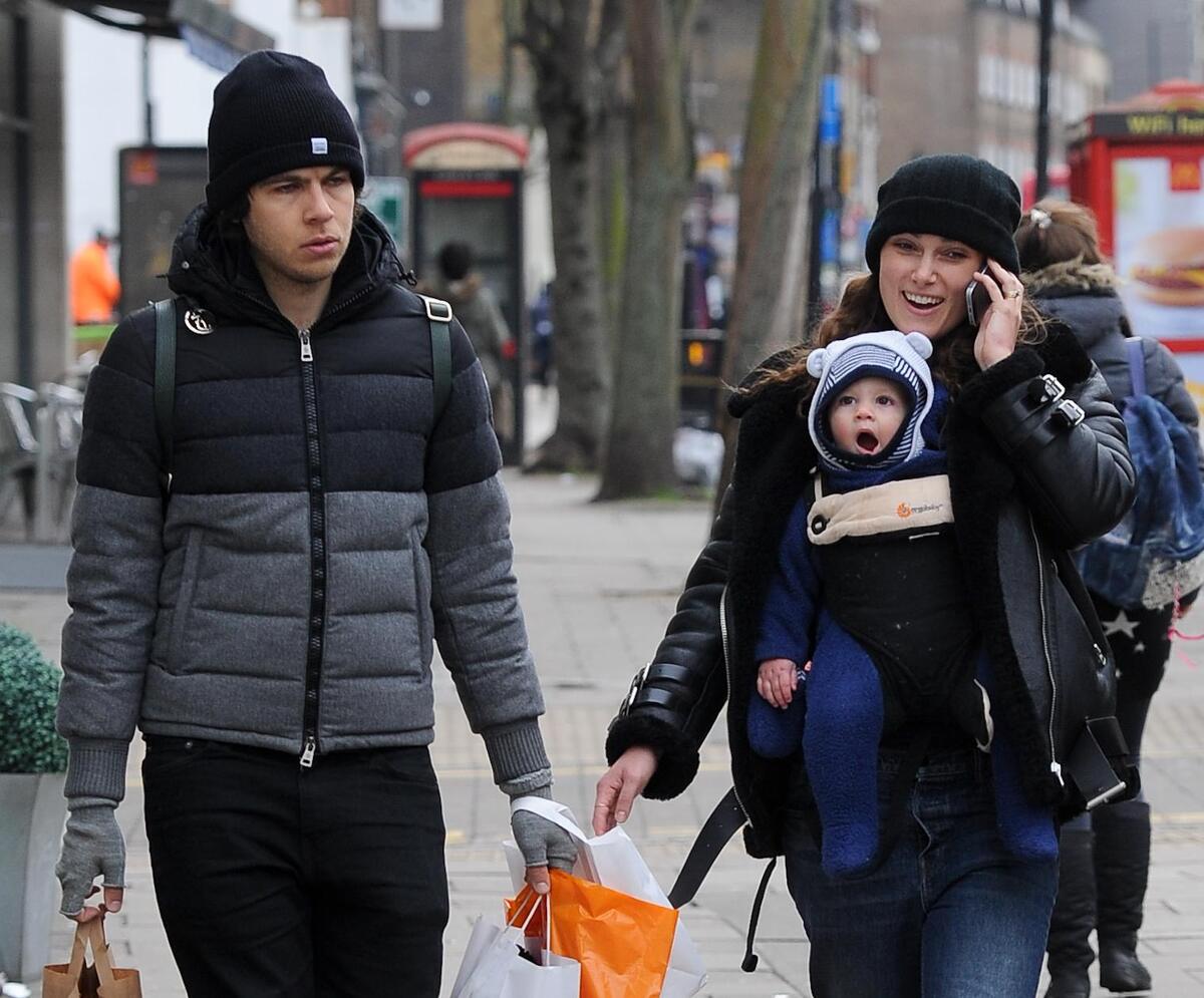 Кира Найтли на прогулке с мужем и дочкой