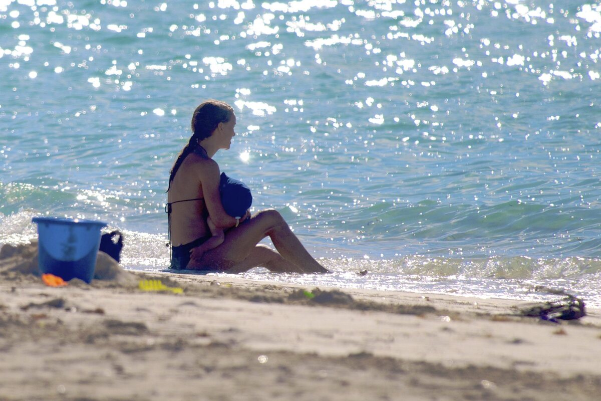 Натали Портман с семьей на пляже