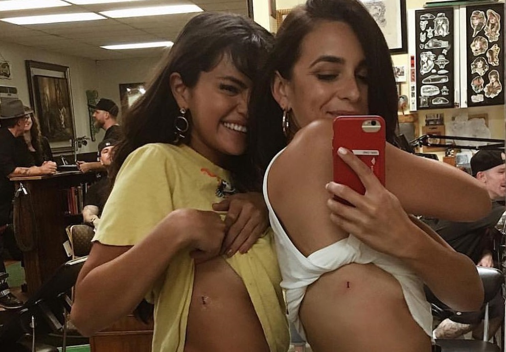 Селена Гомес сделала одинаковые татуировки с подругами