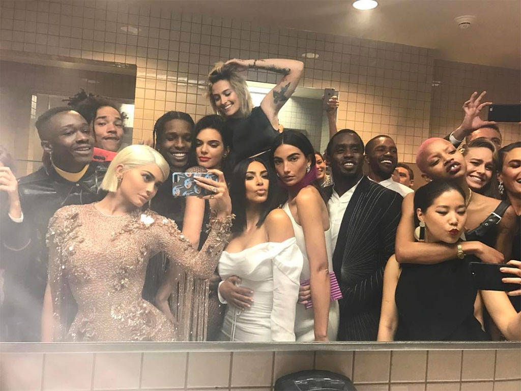 Кайли Дженнер нарушила запрет на селфи на Met Gala 2017 эпичным групповым фото
