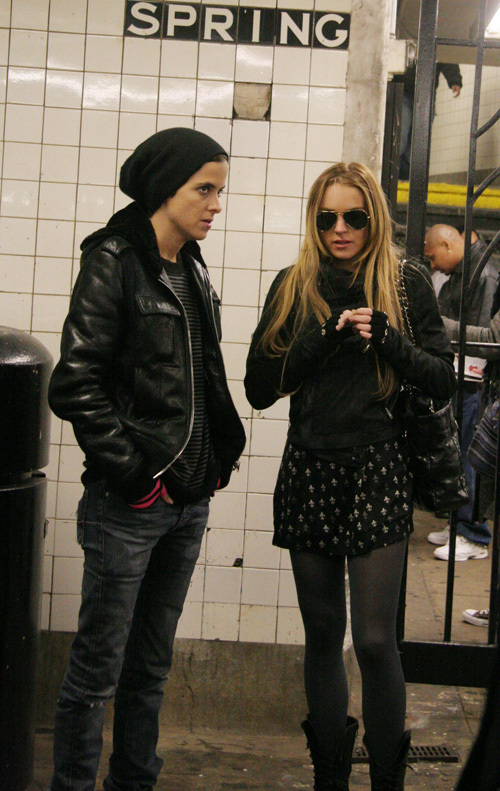 Линдсей Лохан и Саманта Ронсон в Нью Йоркском метро