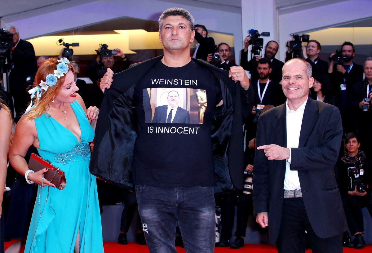 Итальянский режиссер вышел на красную дорожку Венецианского кинофестиваля в футболке «Вайнштейн невиновен»
