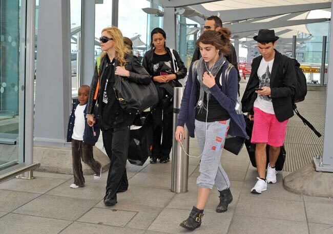 Дочка Мадонны Мёрси прилетела в Лондон