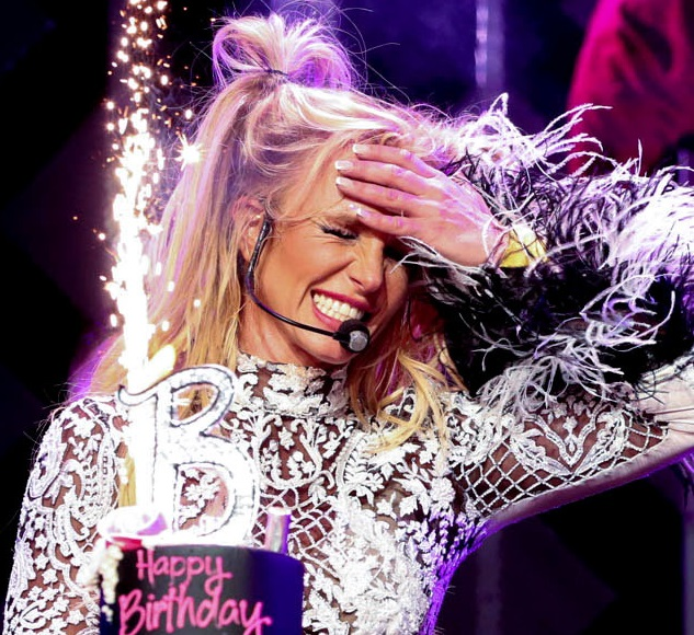 Видео: Бритни Спирс отпраздновала 35-летие на сцене