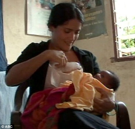Видео: Сальма Хайек кормит грудью чужого ребенка