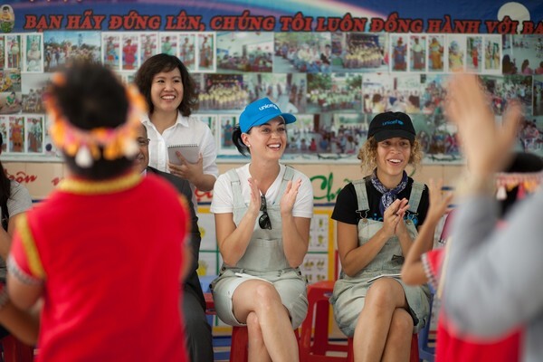Кэти Перри побывала во Вьетнаме с миссией ЮНИСЕФ