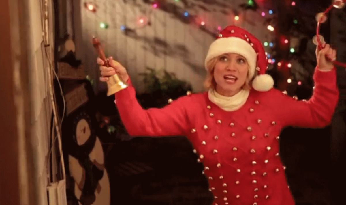 Бриттани Сноу исполняет раздражающие рождественские песни