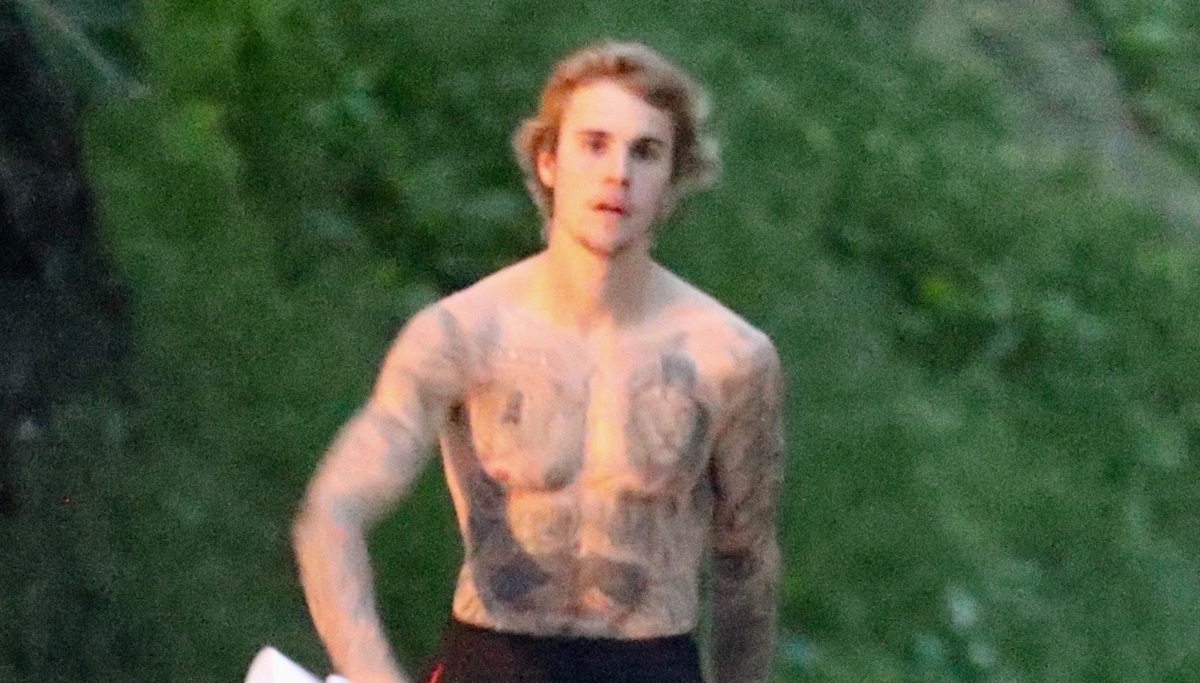 Фото: Джастин Бибер демонстрирует татуировки, разгуливая по Лос-Анджелесу без рубашки