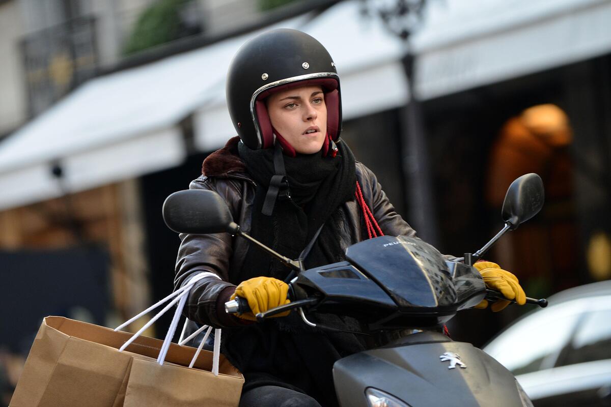 Кристен Стюарт за рулем мотоцикла на съемках нового фильма