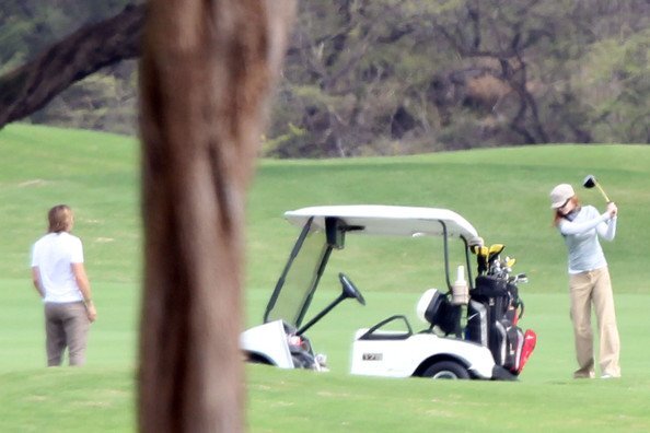 Николь Кидман играет в гольф с Кейтом Урбаном между съемками