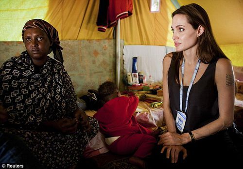 Анджелину Джоли чуть не затоптала толпа беженцев
