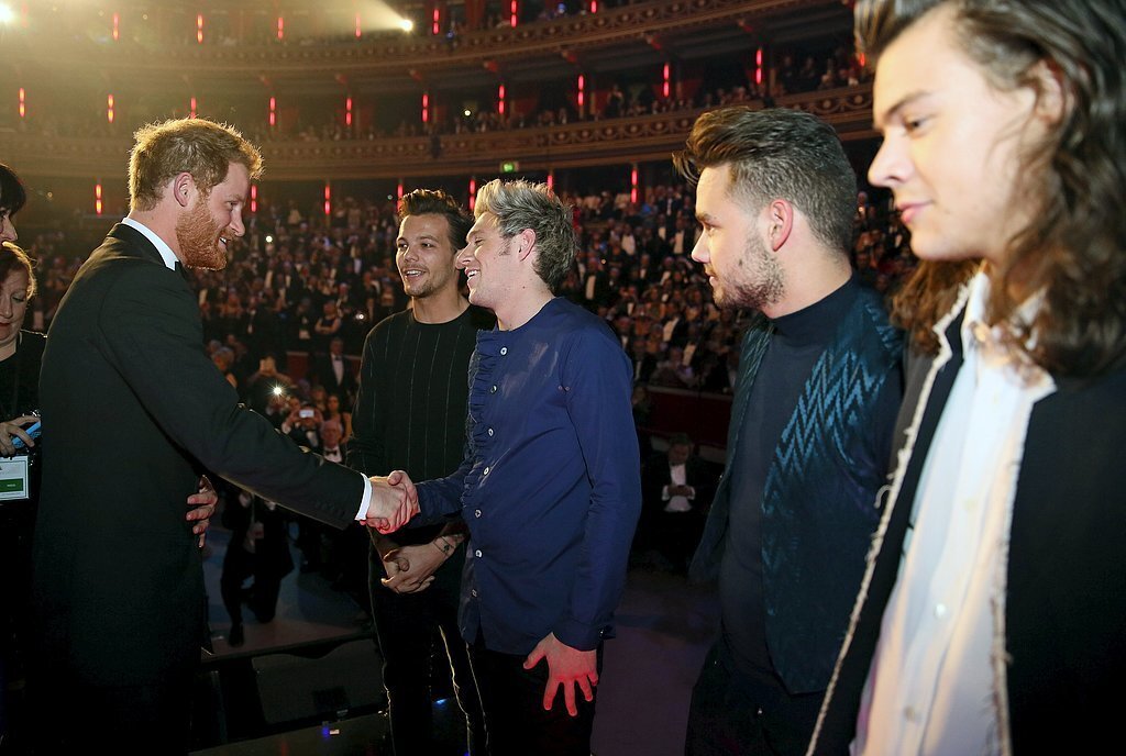 Фото: принц Гарри встретился с One Direction