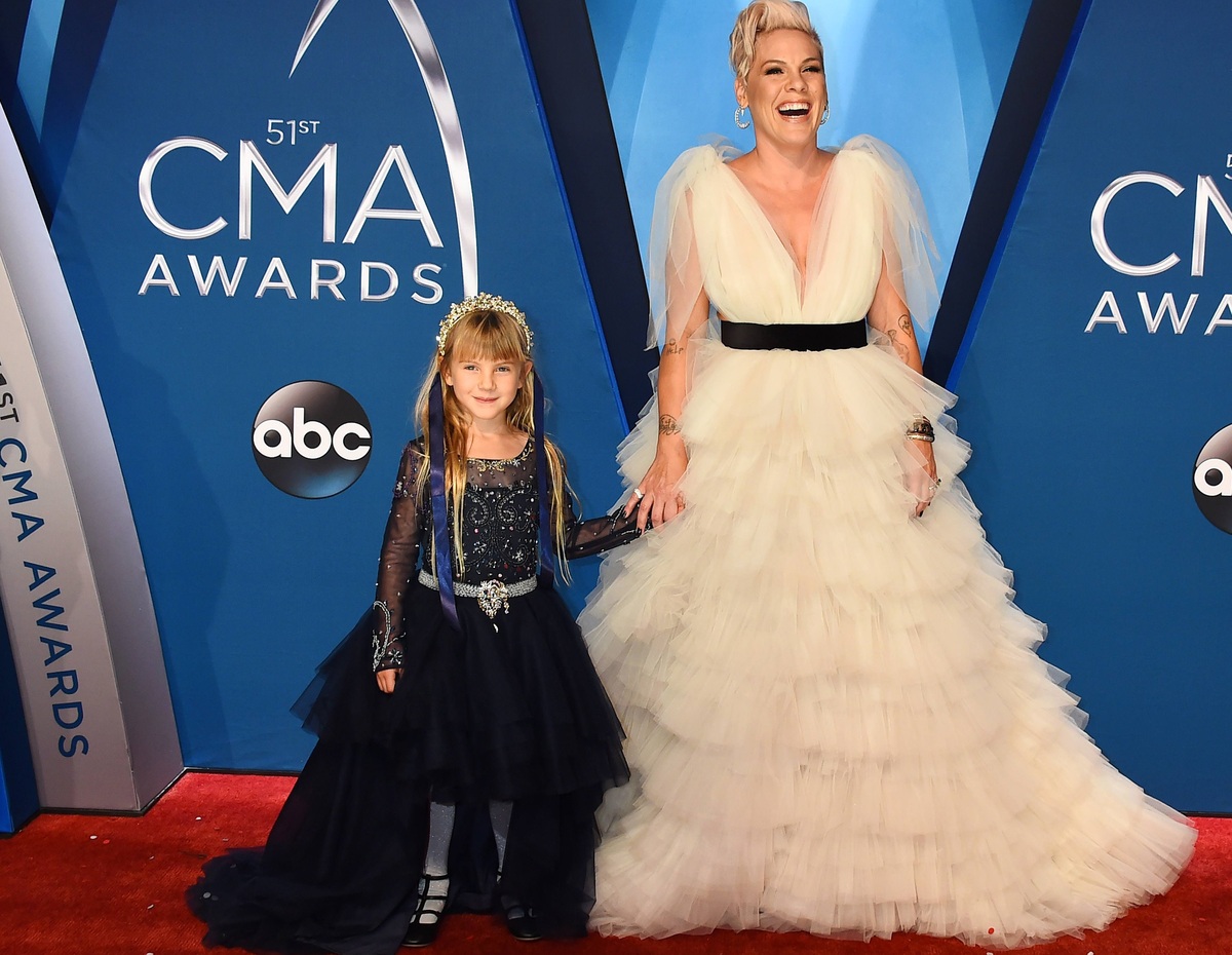 Пинк и ее 8-летняя дочь вышли на красную дорожку Country Music Association Awards