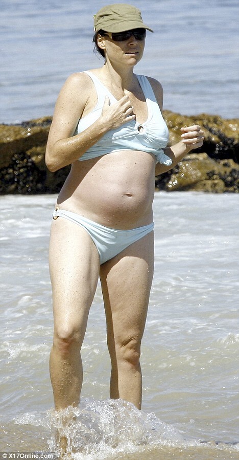 Молодая сексуальная женщина в бикини на пляже, мини-бикини