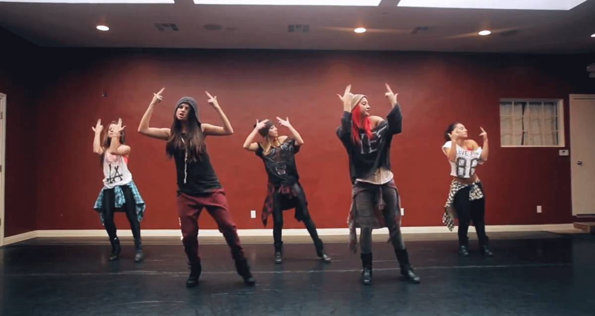 Видео: Селена Гомес снова танцует с друзьями