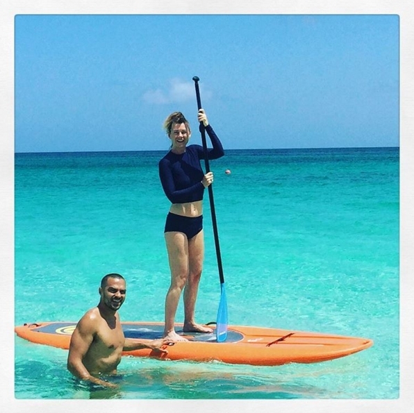 Звезды «Анатомии страсти» Джесси Уильямс и Эллен Помпео вместе занимаются серфингом на Гавайях