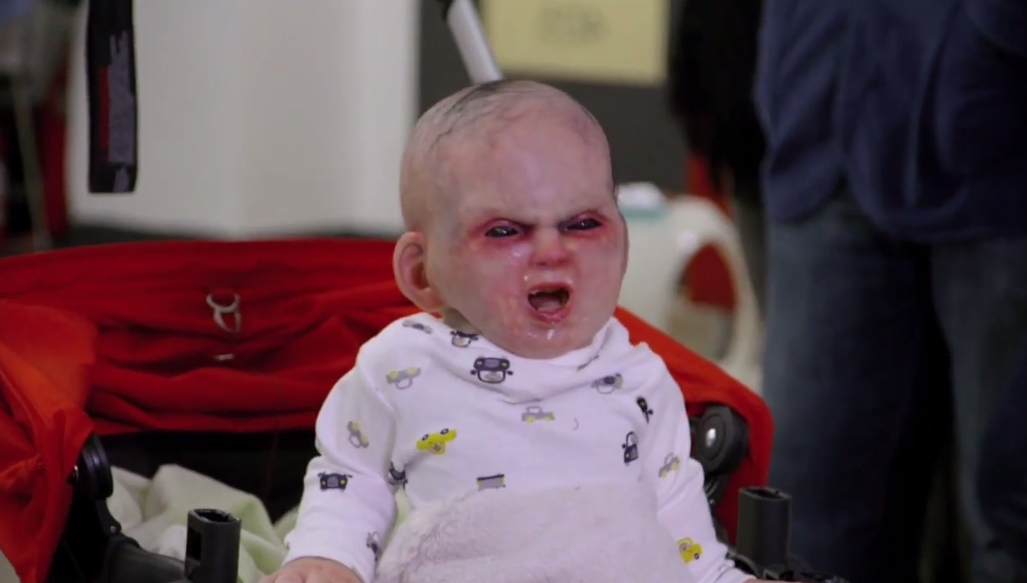 Видео: Дьявольский младенец пугает прохожих
