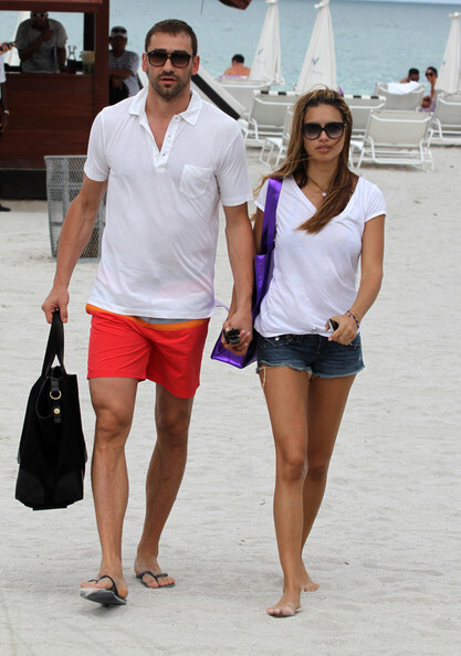 Адриана Лима с мужем Марком Яриком на пляже