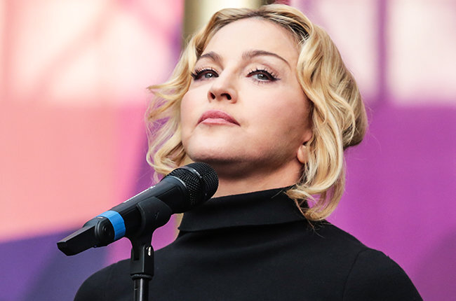 Мадонна расплакалась на сцене, вспоминая жертв теракта в Париже