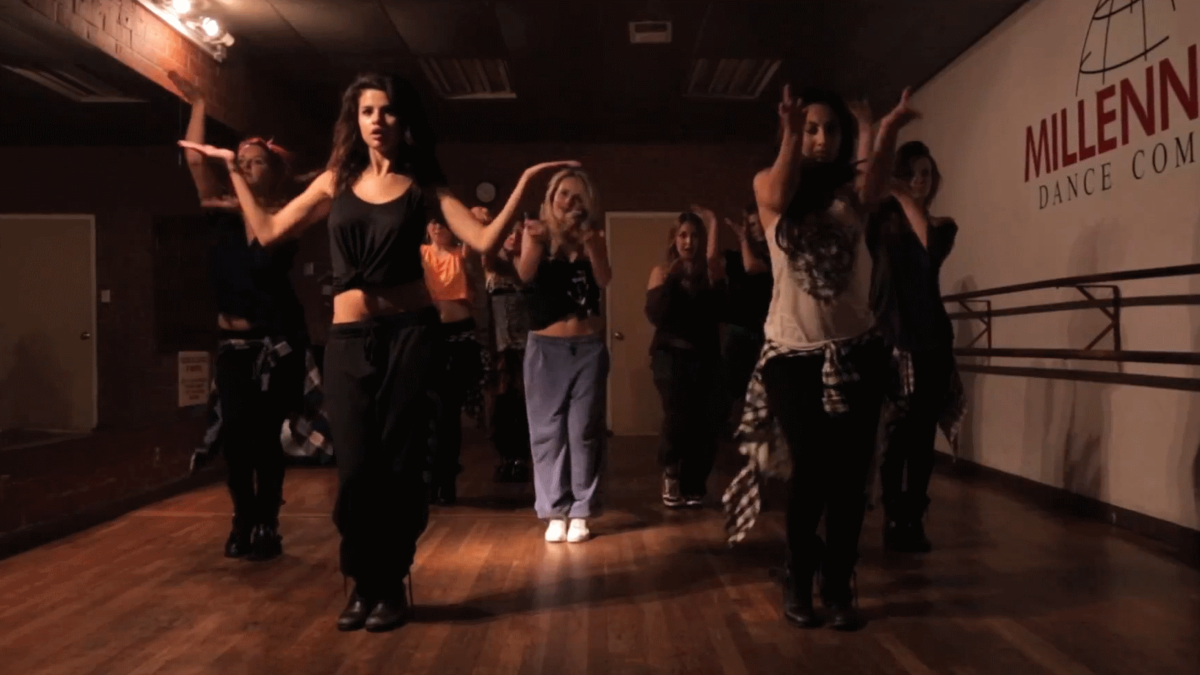 Видео: Селена Гомес и ее подруги на репетиции танца