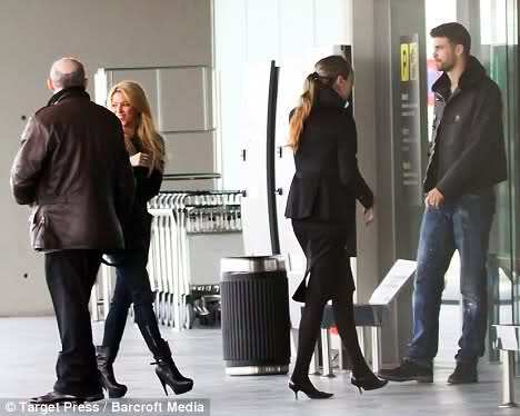 Шакира и Жерар Пике в аэропорту Барселоны