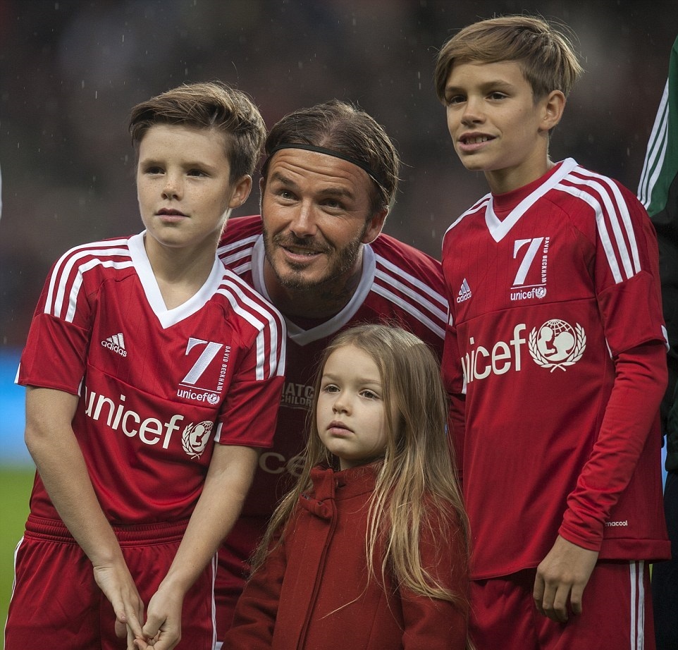 Дэвид Бекхэм вышел на поле с детьми в благотворительном футбольном матче