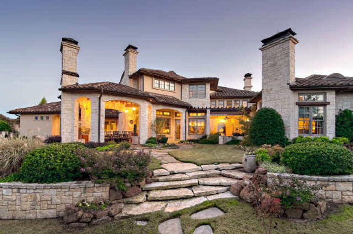 Кевин Джонас и его жена подают свой дом в Техасе за 2,2 млн долларов