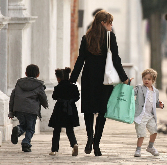 Анджелина Джоли гуляет с детьми по Венеции. 27 марта