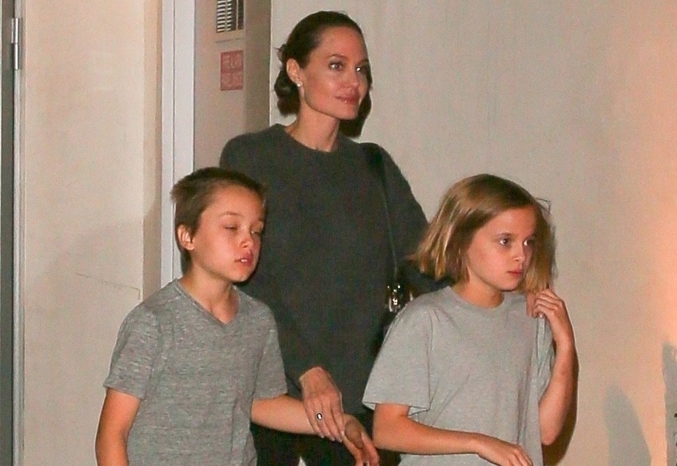 В кругу семьи: Анджелина Джоли сводила детей в японский ресторан