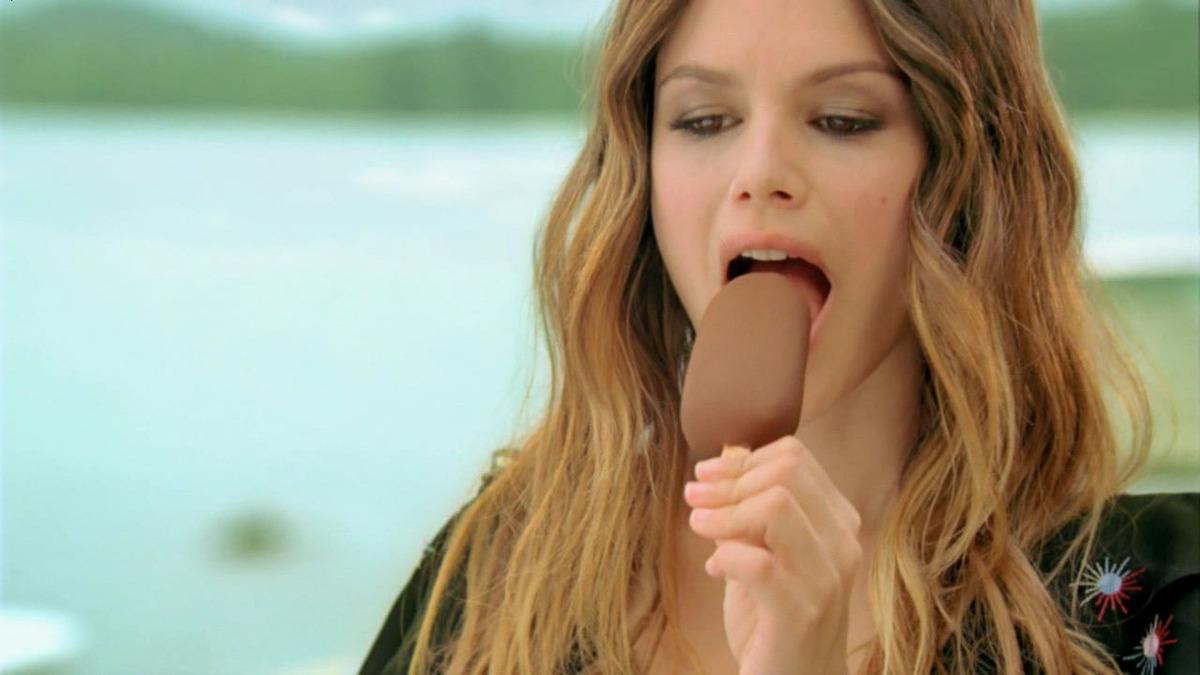 Рэйчел Билсон в рекламе мороженого Magnum