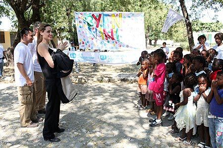 Видео: Анджелина Джоли на Гаити