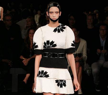 Модный показ новой коллекции Alexander McQueen. Весна / лето 2015